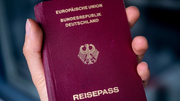 Người nhập cư sống hợp pháp ở Đức sẽ được nộp đơn xin quốc tịch sau 5 năm