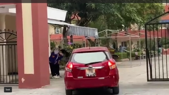 1 Vu Hoc Sinh Cui Chao Giao Vien Trong O To Giao Vien Cong Kich Nguoi Phan Anh