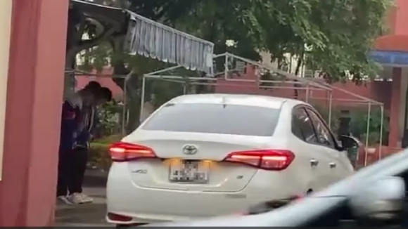 2 Vu Hoc Sinh Cui Chao Giao Vien Trong O To Giao Vien Cong Kich Nguoi Phan Anh