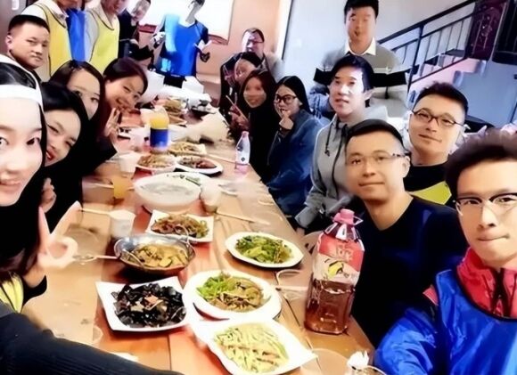 Buổi họp lớp đầu năm đang vui vẻ, khi thức ăn được dọn ra, tôi liền đứng dậy đi về, ngay lập tức rời khỏi nhóm lớp