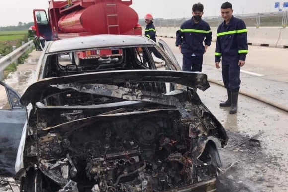 2 O To Boc Chay Du Doi Tren Nut Giao Cao Toc Bac Nam