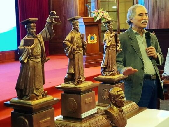 Tượng đài trong lòng dân hay tượng đồng phơi giữa lối mòn!