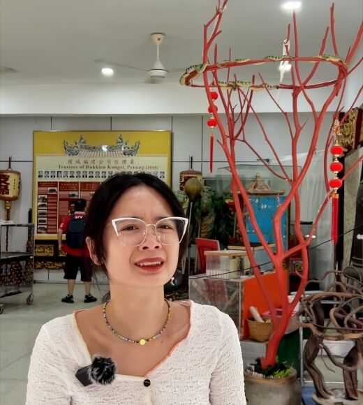 Khách Việt sởn gai ốc vào ngôi đền toàn rắn độc bò lổm ngổm trên đỉnh đầu