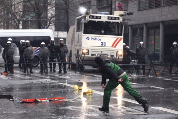 6 Nong Dan Chau Au Dung Do Canh Sat Giua Trai Tim Eu