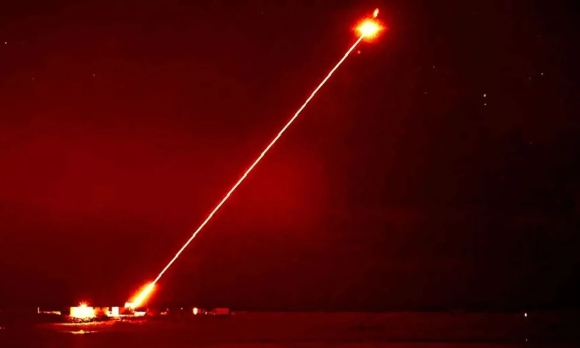 1 Anh Khoe Phao Laser Lua Rong Diet Drone Ngay Tuc Khac