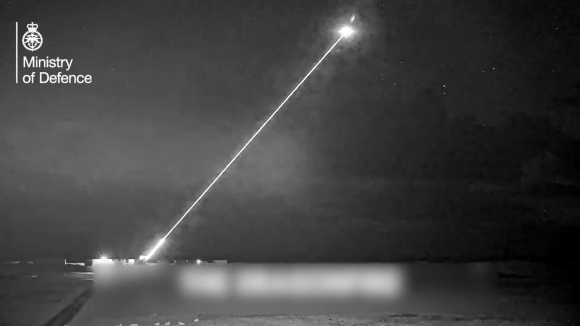 2 Anh Khoe Phao Laser Lua Rong Diet Drone Ngay Tuc Khac