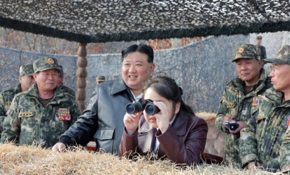 1 Ong Kim Jong Un Dan Con Gai Ra Thao Truong Lai Thu Sieu Xe Ong Putin Tang