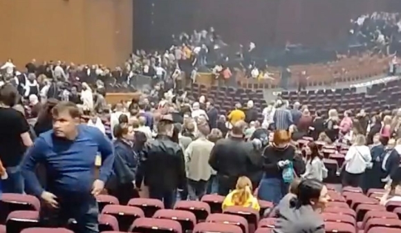 1 Dem Khung Bo Am Anh Ben Trong Nha Hat Moscow