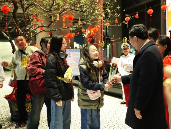 1 Khach Quoc Te Ap Dao Khach Noi Tham Quan Vinh Ha Long