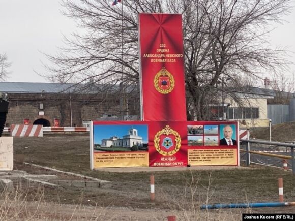 2 Can Cu Quan Su Nga O Armenia Truoc Mat Bao Dia Chinh Tri