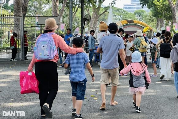 2 Dua Con Di Choi Le Gio To Phu Huynh Met Moi Hoang Hot Tim Con Bi Lac