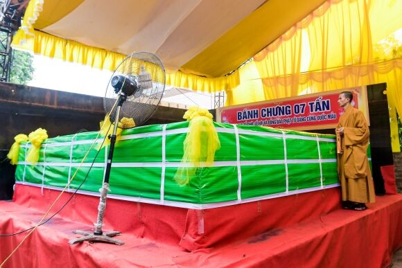 3 Sau Banh Chung 7 Tan Xuat Hien Cha Muc Khung O Ha Long Nang 200kg