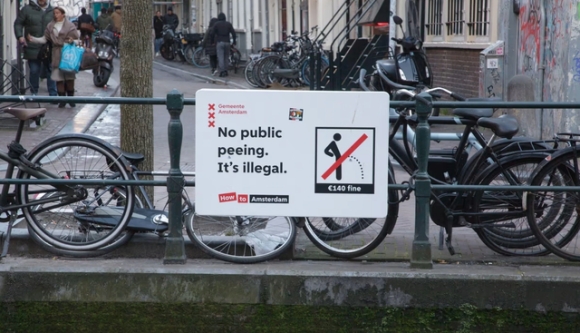 Nghịch lý ở Hà Lan: Là quốc gia hạnh phúc bậc nhất thế giới nhưng lại thiếu nhà vệ sinh công cộng, bước ngoặt lịch sử xảy ra sau lần 'tiểu bậy' của một cô gái trẻ