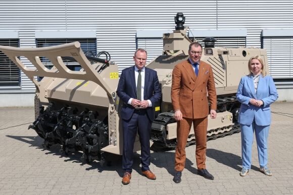 1 Hamburg Trao 4 Chiec Xe Ra Pha Bom Min Cho Ukraine