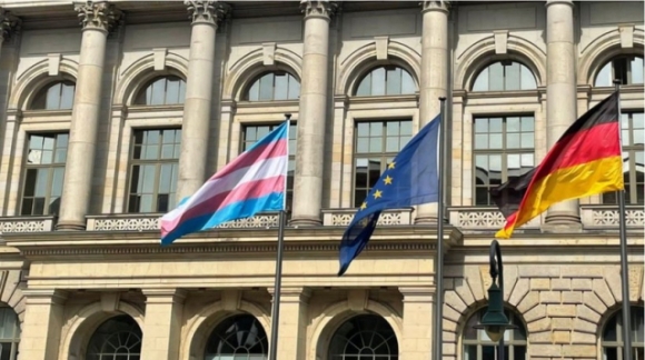 1 Quoc Hoi Duc Thong Qua Luat Tu Xac Nhan Gioi Tinh