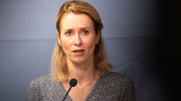 1 Estonia To Nga Tien Hanh Cuoc Chien Trong Bong Toi Chong Lai Phuong Tay