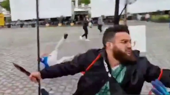 1 Vu Tan Cong Bang Dao O Duc Nguoi Dan Ong Bi Ban Sau Khi Dam Canh Sat Trong Cuoc Tan Cong Dien Cuong Tai Su Kien Cuc Huu O Mannheim