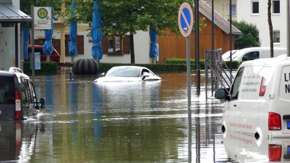 1 Lu Lut Tham Hoa O Bayern Linh Cuu Hoa Thiet Mang Trong Luc Giai Cuu Dan O Bayern