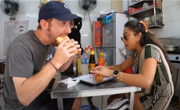 1 Khach Tay Chi 1000 Usd Mua Ve May Bay Toi Viet Nam Chi De An Banh Mi 2 Usd