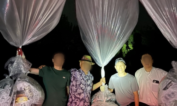 1 Nguoi Dao Tau O Han Quoc Tha Bong Bay Chuyen Tien Sang Trieu Tien