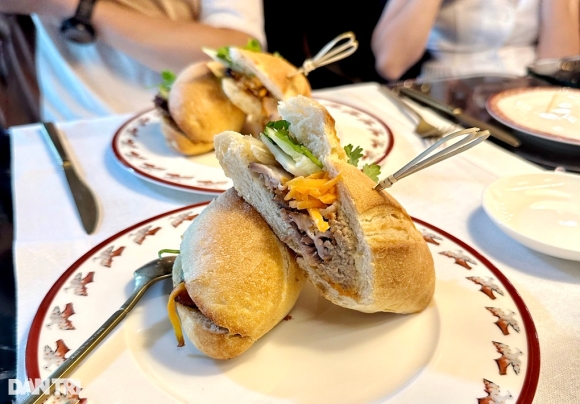 2 Khach Tay Chi 1000 Usd Mua Ve May Bay Toi Viet Nam Chi De An Banh Mi 2 Usd