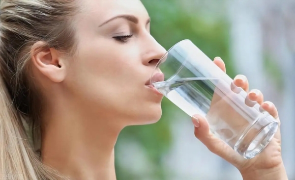 3 Nguoi Phu Nu 54 Tuoi Dot Ngot Tu Vong Giua Dem Bac Si Canh Bao Khong Duoc Dong Vao 2 Loai Nuoc Truoc Khi Ngu Du Co Khat Den May