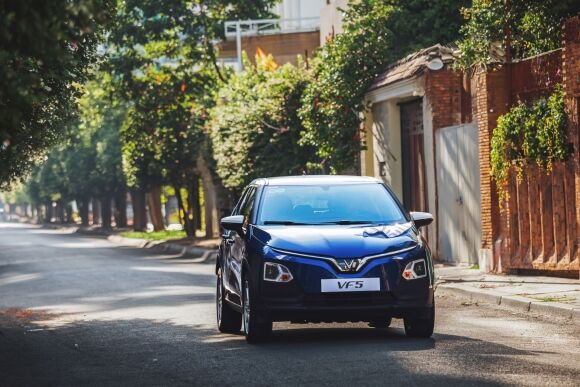 1 Ty Phu Pham Nhat Vuong Thanh Lap Cong Ty Mua Ban Va Cho Thue Xe Dien