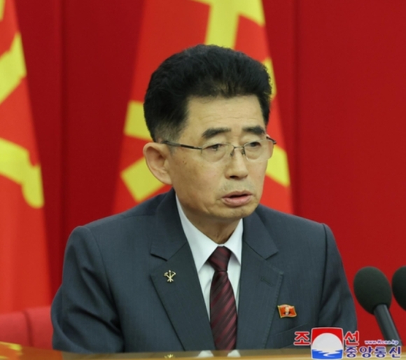 2 Cac Quan Chuc Trieu Tien Deo Ghim Co Hinh Ong Kim Jong Un