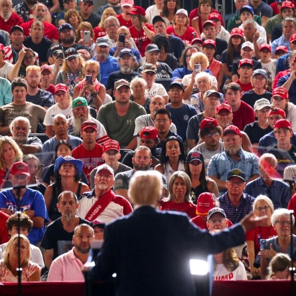 2 Ong Trump Cong Kich Gay Gat Xuat Than Mau Da Cua Ba Harris