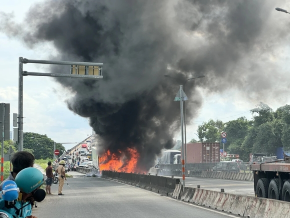 10 Kinh Hoang Gan Chuc O To Tong Nhau Va Boc Chay O Cau Phu My