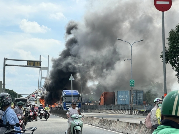 1 Kinh Hoang Gan Chuc O To Tong Nhau Va Boc Chay O Cau Phu My