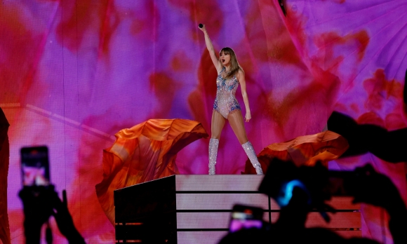 1 Phat Hien Am Muu Khung Bo Ao Huy Loat Dem Dien Cua Taylor Swift