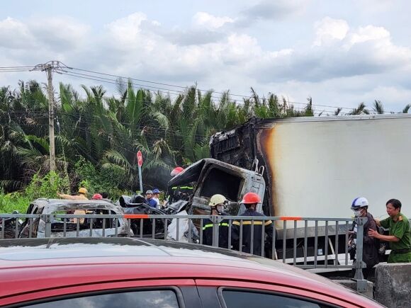 2 Kinh Hoang Gan Chuc O To Tong Nhau Va Boc Chay O Cau Phu My