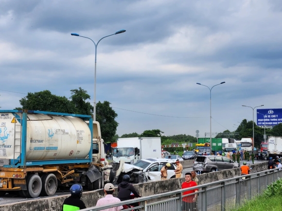 3 Kinh Hoang Gan Chuc O To Tong Nhau Va Boc Chay O Cau Phu My