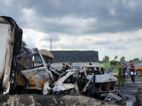 4 Kinh Hoang Gan Chuc O To Tong Nhau Va Boc Chay O Cau Phu My