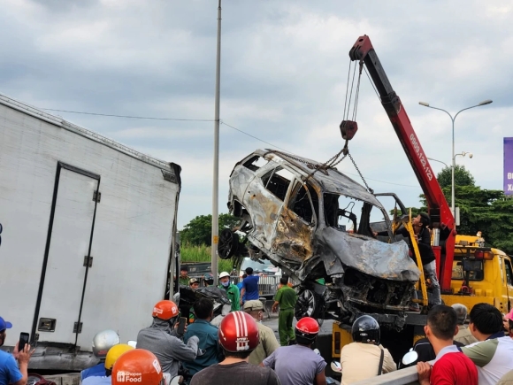 7 Kinh Hoang Gan Chuc O To Tong Nhau Va Boc Chay O Cau Phu My