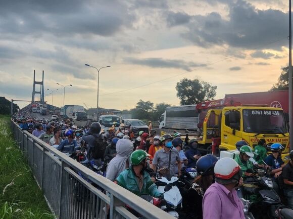 8 Kinh Hoang Gan Chuc O To Tong Nhau Va Boc Chay O Cau Phu My