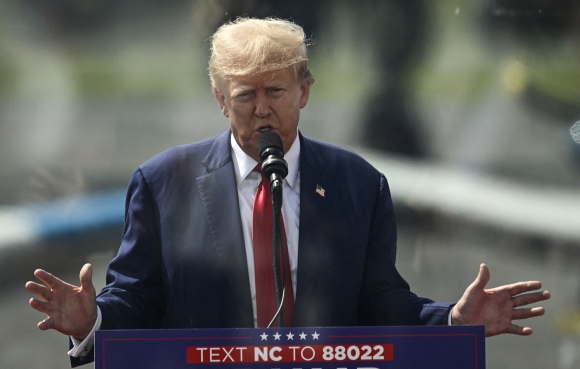 1 Ong Trump Lien Tuc Doi Giong Ve Cuu Tong Thong Obama