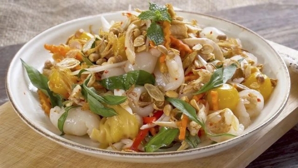 Cách làm gỏi ức gà thơm ngon, thanh đạm cho ngày nắng nóng