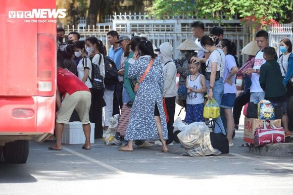 9 Nguoi Dan Khe Ne Mang Qua Que Len Ha Noi Trong Cai Nang Nhu Thieu Dot