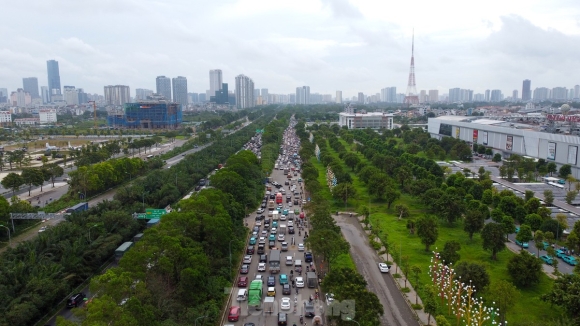 1 Dai Lo Thang Long Di Gan Hai Tieng Chua Toi Co Quan Nguoi Dan Dung Xe Tren Via He Tranh Tac
