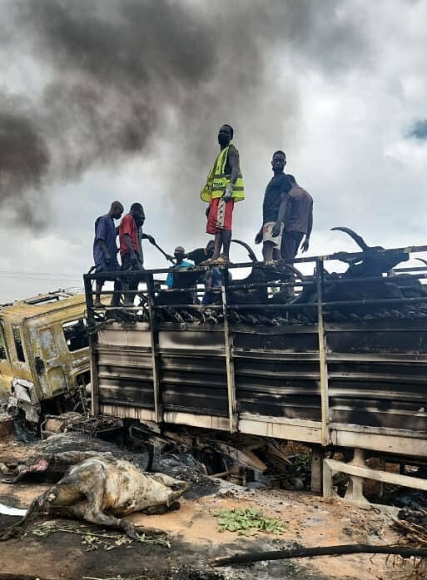 1 Xe Bon Va Cham Xe Tai Gay No Lon O Nigeria 48 Nguoi Chet