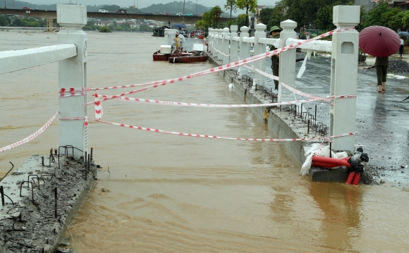 2 Lao Cai Sat Lo Vui Lap 5 Nguoi Trong Mot Nha Lu Song Hong Tran Vao Duong Pho