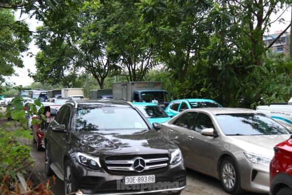 3 Dai Lo Thang Long Di Gan Hai Tieng Chua Toi Co Quan Nguoi Dan Dung Xe Tren Via He Tranh Tac