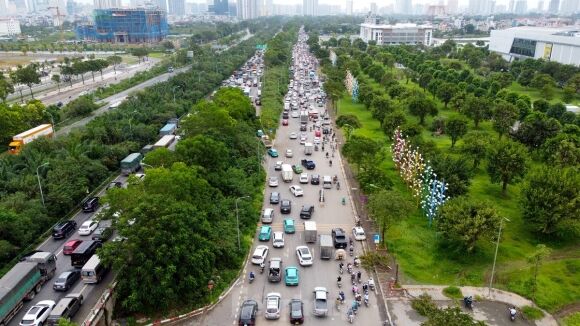 4 Dai Lo Thang Long Di Gan Hai Tieng Chua Toi Co Quan Nguoi Dan Dung Xe Tren Via He Tranh Tac