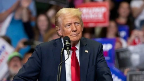 4 Dung De Cap Den Trump   Cach Cac Dang Vien Cong Hoa Co Gang Thu Hut Cu Tri Nu