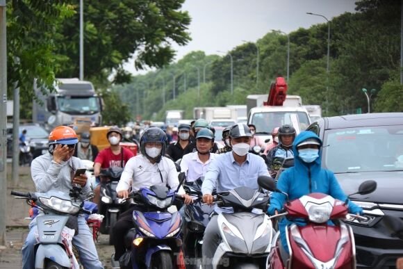 5 Dai Lo Thang Long Di Gan Hai Tieng Chua Toi Co Quan Nguoi Dan Dung Xe Tren Via He Tranh Tac