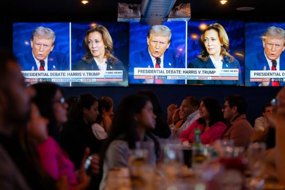 1 Nguoi My Xem Tranh Luan Trump Harris Qua Truyen Hinh Cao Hon Tranh Luan Trump Biden