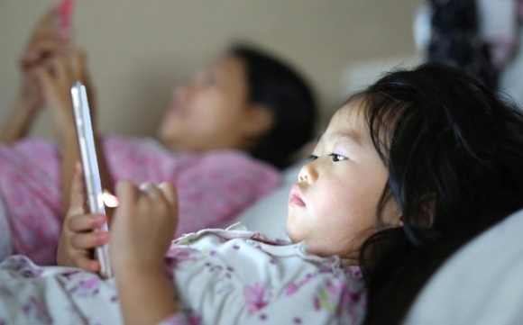 Trẻ thường xuyên xem điện thoại và không xem điện thoại khác nhau như thế nào trong tương lai?