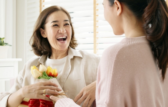 Gặp bạn gái cũ xấu tính của bố, mẹ tôi nói lời này khiến cô ấy "cứng họng"